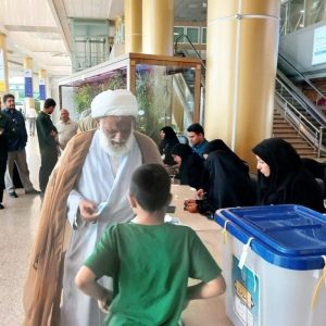 حضور آیت‌ الله کمیلی خراسانی در پای صندوق رای